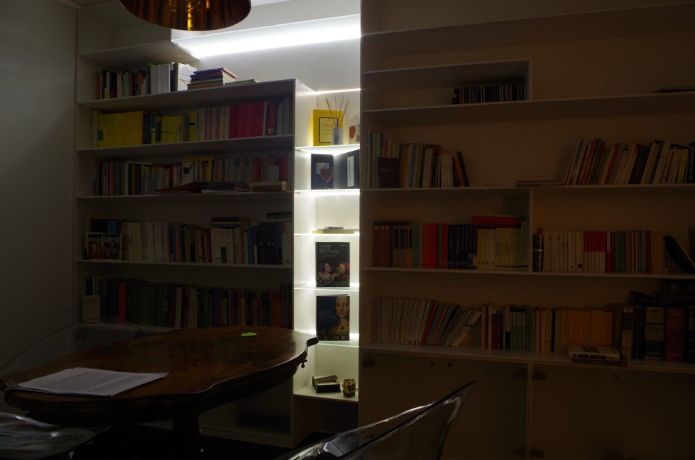 libreria il legno laccato e led